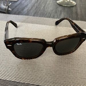 Ray-Ban sunnies